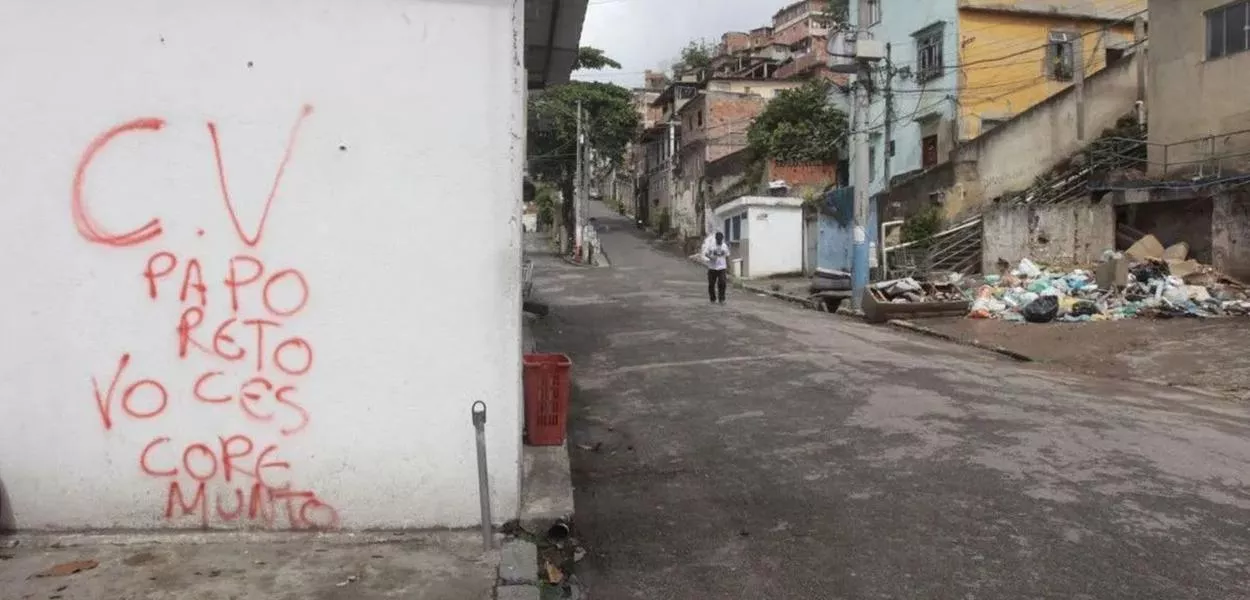 Muro pixado na Zona Norte do Rio com alusão ao Comando Vermelho