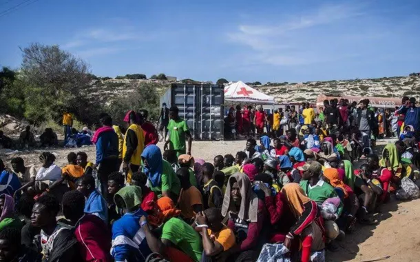 Imigrantes africanos na ilha italiana de Lampedusa