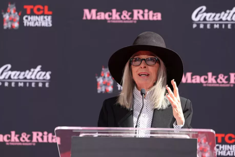 A atriz Diane Keaton fala durante a cerimônia de retirada de suas impressões digitais no teatro chinês TCL em Los Angeles, Califórnia, EUA, 11 de agosto de 2022