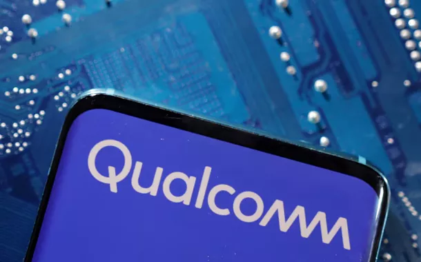 Um smartphone com o logotipo da Qualcomm exibido é colocado na placa-mãe de um computador nesta ilustração tirada em 6 de março de 2023.