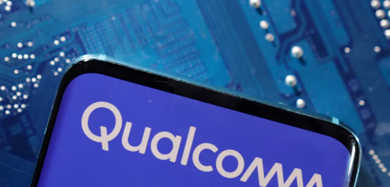 Um smartphone com o logotipo da Qualcomm exibido é colocado na placa-mãe de um computador nesta ilustração tirada em 6 de março de 2023.