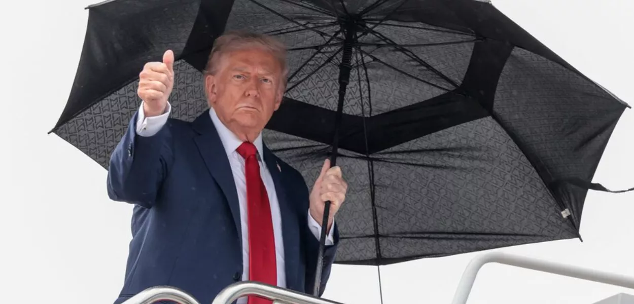 O presidente dos EUA, Donald Trump, faz um sinal de positivo ao embarcar no Força Aérea Um, partindo para Israel, na Base Conjunta Andrews, Maryland, EUA, 12 de outubro de 2025