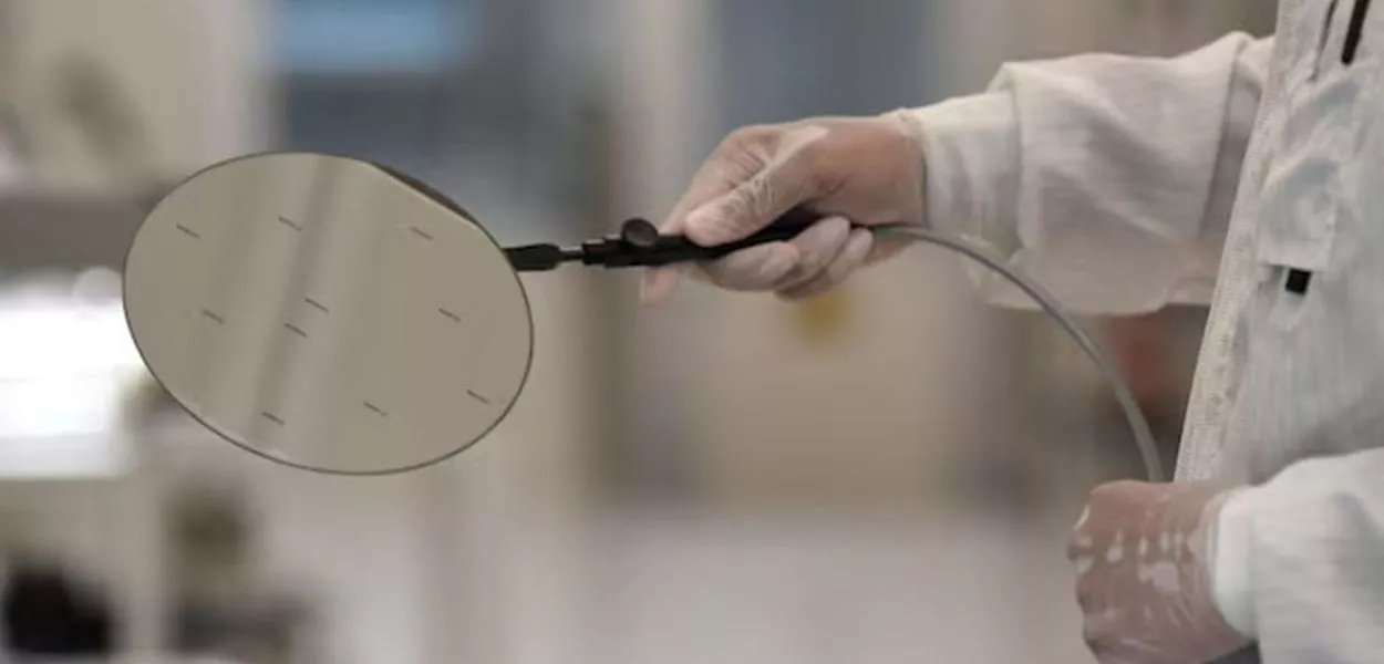 Um funcionário trabalha com uma pastilha em uma linha de produção da empresa holandesa de semicondutores Nexperia, em Hamburgo, Alemanha