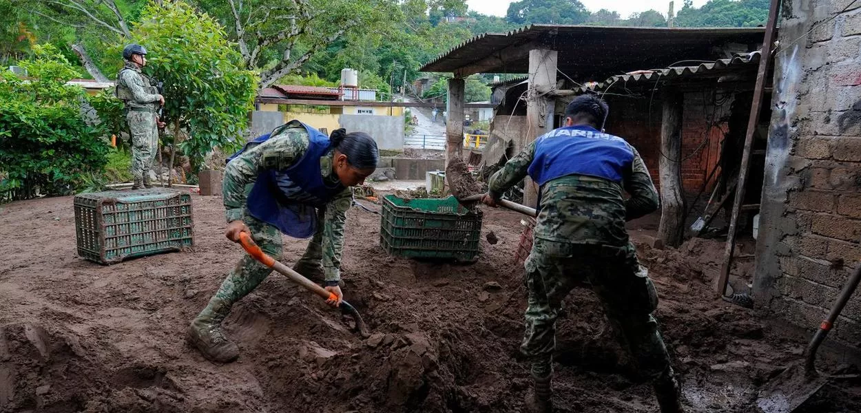 Membros da Marinha do México removem lama de quintal de casa atingida por chuvas torrenciais em Jalcocotán, no Estado mexicano de Nayarit
12/10/2025