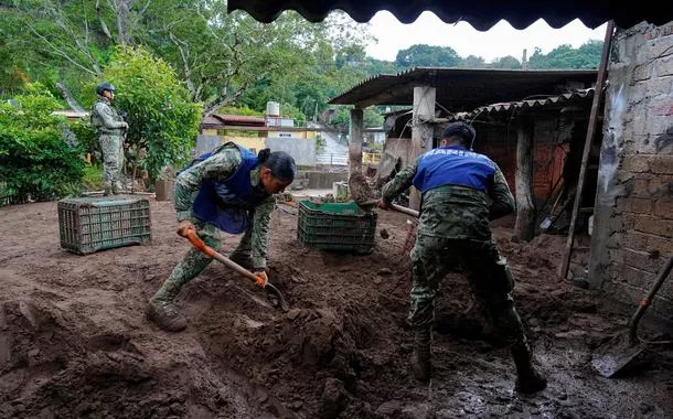 Membros da Marinha do México removem lama de quintal de casa atingida por chuvas torrenciais em Jalcocotán, no Estado mexicano de Nayarit
12/10/2025