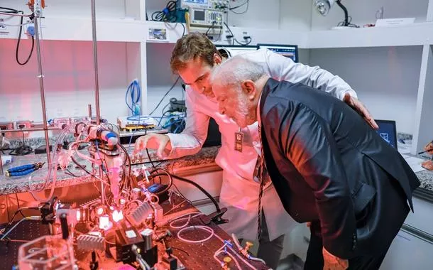 O presidente Luiz Inácio Lula da Silva conhece equipamentos do laboratório da UFABC - 02/06/2023