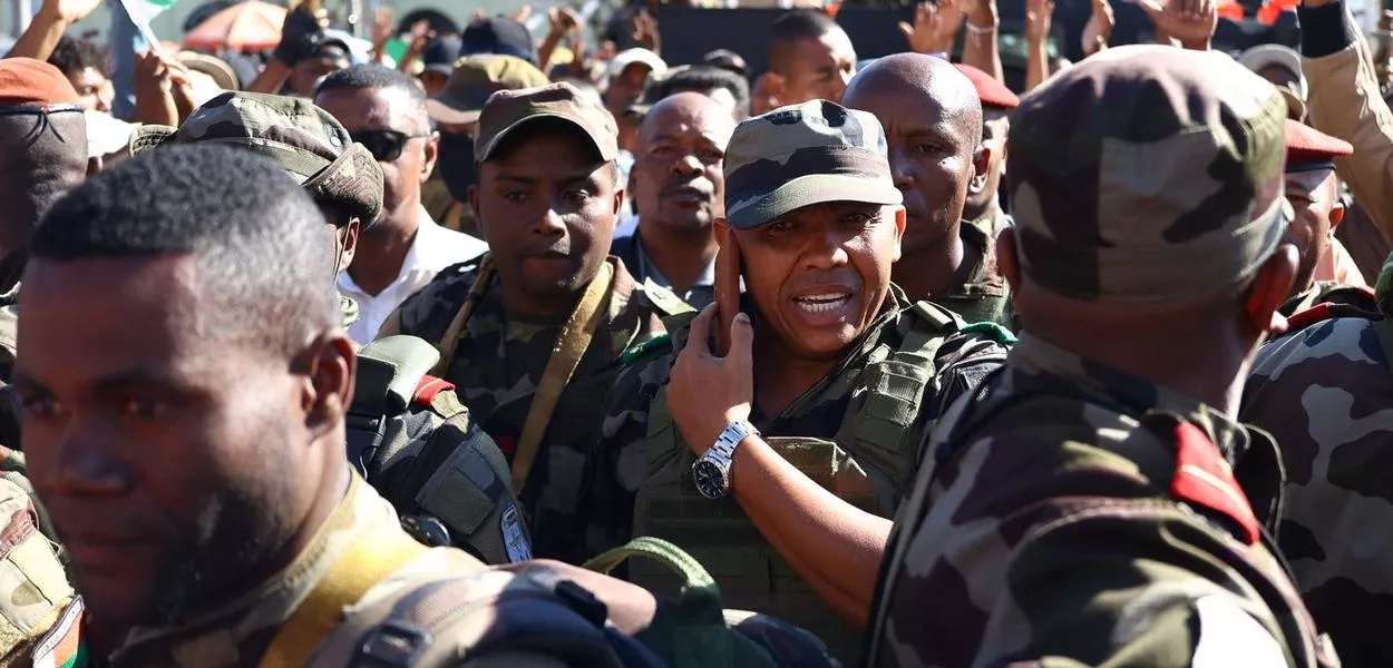 Coronel Michael Randrianirina se junta a protestos da "geração Z", em Antananarivo, Madagascar - 14/10/2025    