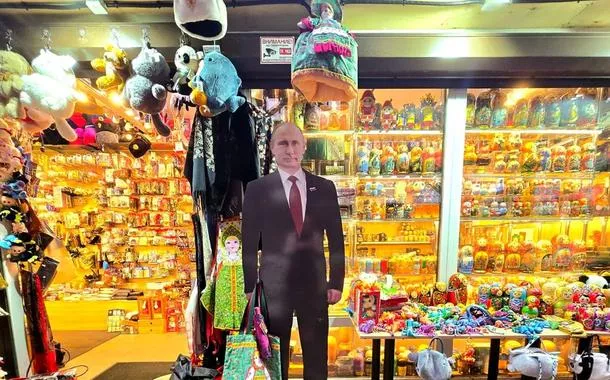 Presidente Putin em versão papelão no comércio de Moscou