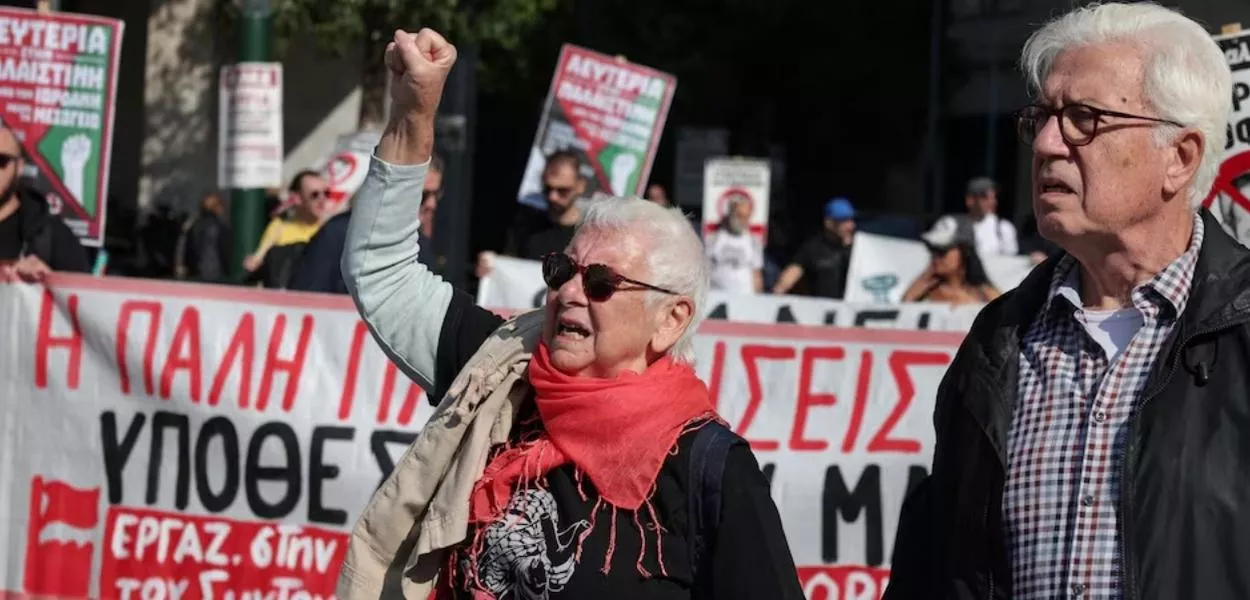 Protesto em Atenas, na Grécia, contra nova reforma que pode ampliar jornada de trabalho no país