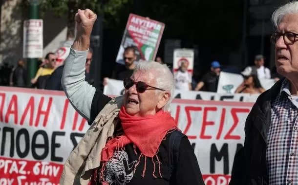 Protesto em Atenas, na Grécia, contra nova reforma que pode ampliar jornada de trabalho no país