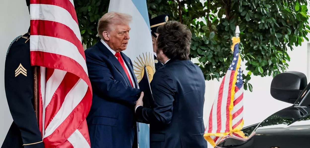 O presidente dos EUA, Donald Trump, recebe o presidente da Argentina, Javier Milei, na Casa Branca - 14/10/2025