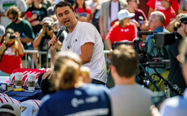 Ativista e influenciador de extrema direita estadunidense, Charlie Kirk, fala antes de ser alvo de um atentado a tiros, em evento na Utah Valley University, em Orem, Utah, EUA - 10/09/2025