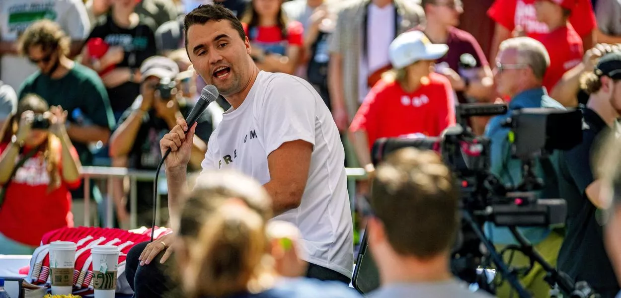 Ativista e influenciador de extrema direita estadunidense, Charlie Kirk, fala antes de ser alvo de um atentado a tiros, em evento na Utah Valley University, em Orem, Utah, EUA - 10/09/2025