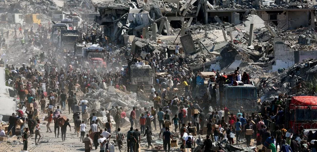 Palestinos buscam em desespero suprimentos de ajuda em caminhões humanitários, que entraram na Faixa de Gaza, furando o cerco genocida imposto pos Israel - 12/10/2025