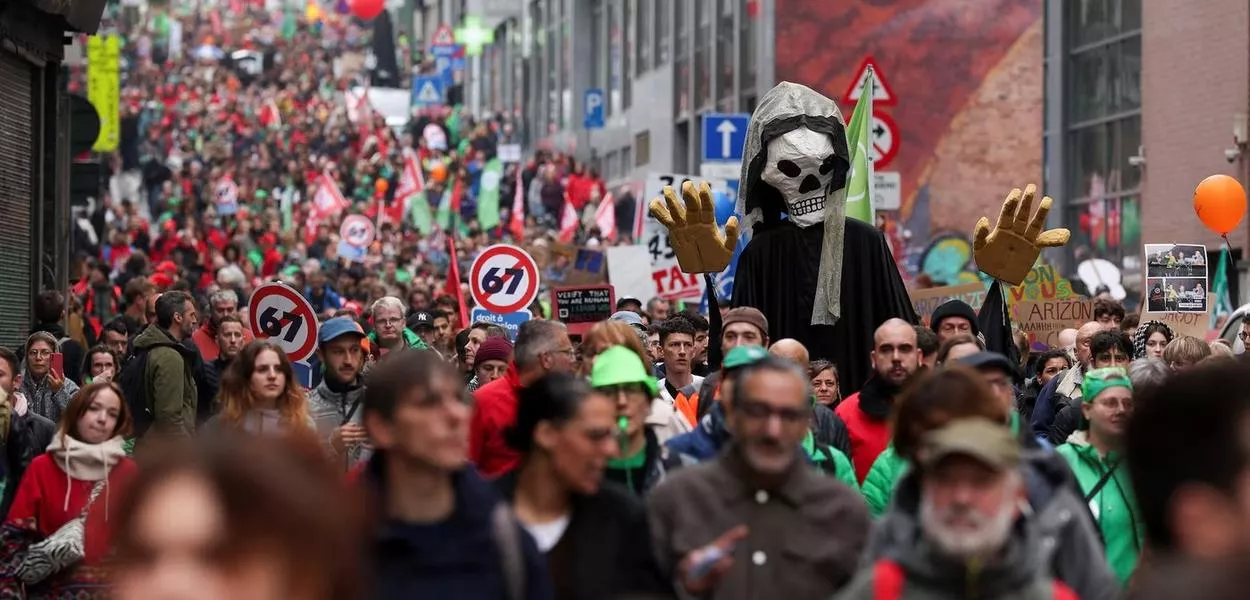 Pessoas participam de uma manifestação durante uma greve nacional contra os planos de reforma do governo belga, em Bruxelas, Bélgica