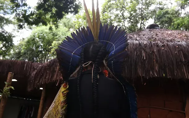 Mulher indígena em aldeia