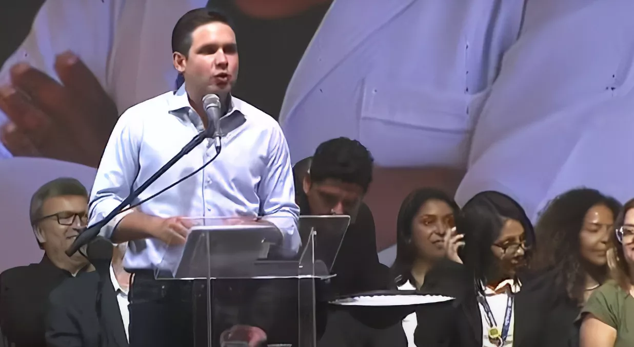 Hugo Motta, presidente da Câmara dos Deputados, discursa em evento em comemoração ao Dia dos Professores, no Rio de Janeiro.