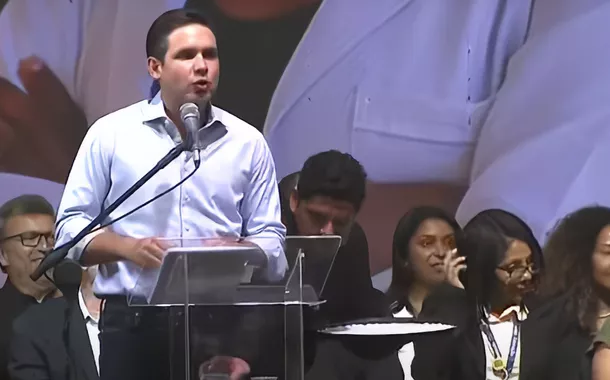 Hugo Motta é vaiado em ato com Lula no Dia dos Professores