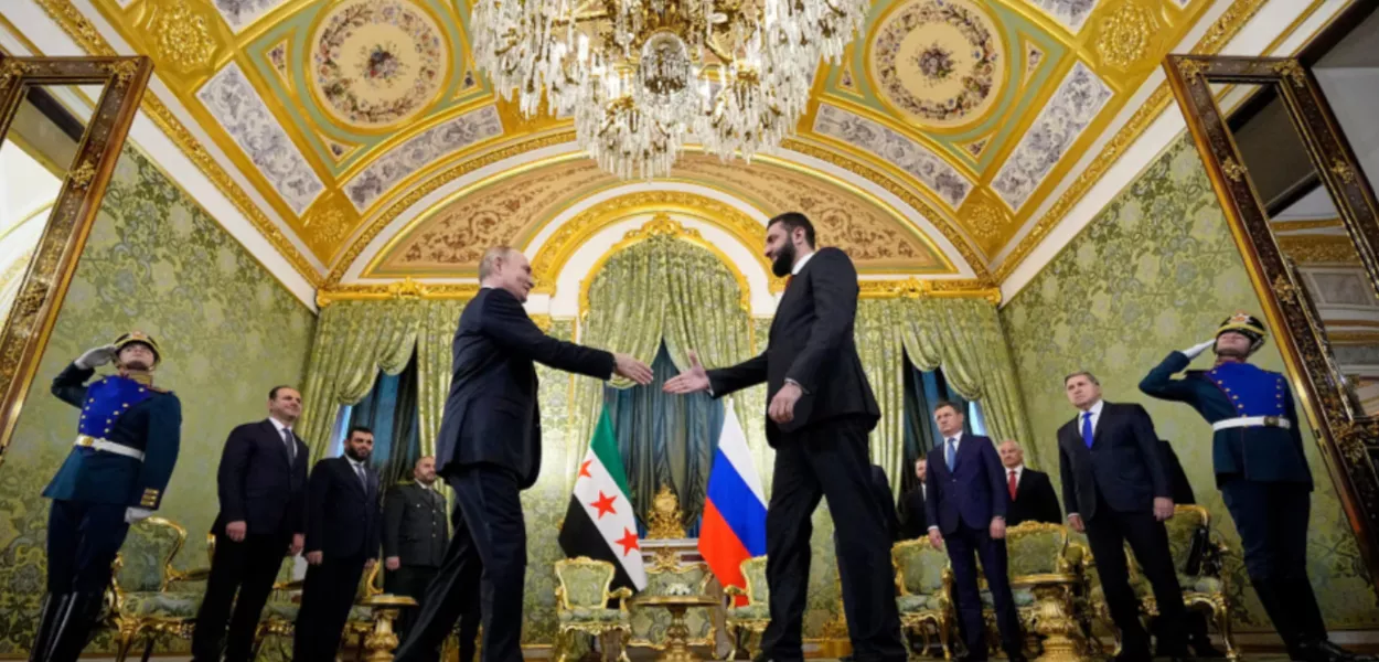 O presidente da Rússia, Vladimir Putin, aperta a mão do   líder da Síria, Ahmed al-Sharaa, durante uma reunião no Kremlin - Moscou, Rússia - 15 de outubro de 2025
