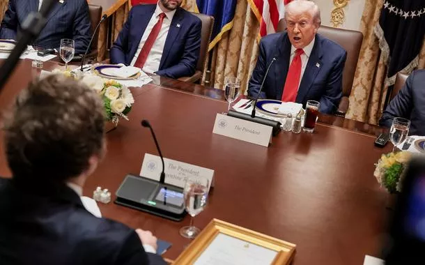 Trump negocia novo pacote de US$ 20 bi para ajudar o governo em colapso de Milei