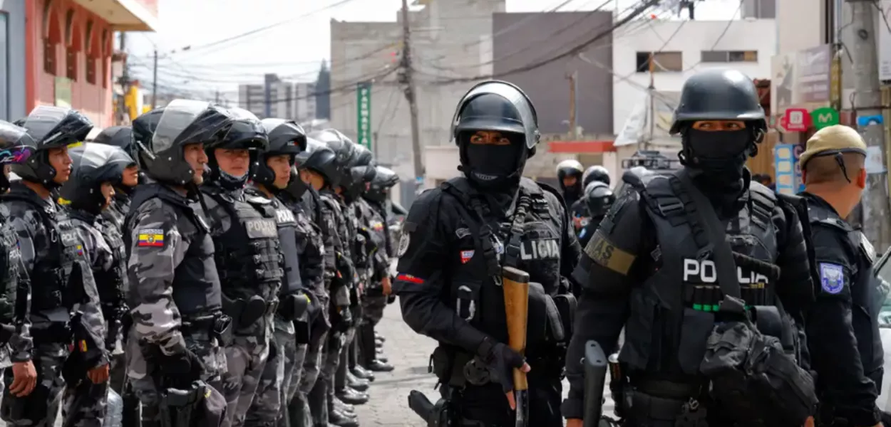 POlícia reprime manifestantes no Equador