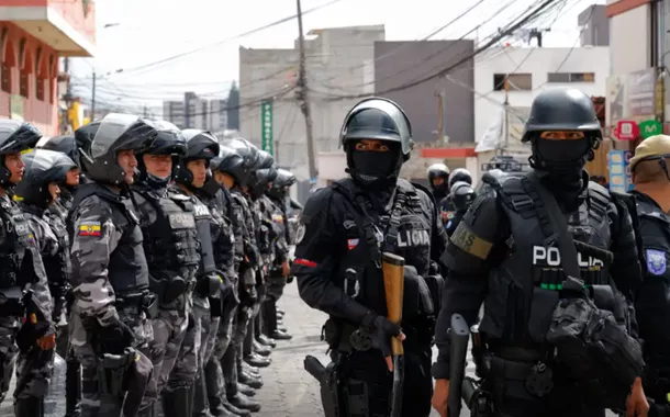 Polícia reprime estudantes no Equador em meio à greve nacional