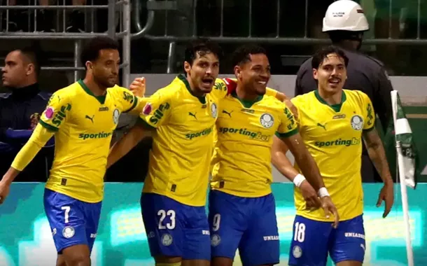 Palmeiras goleia Bragantino e mantém liderança isolada do Brasileirão