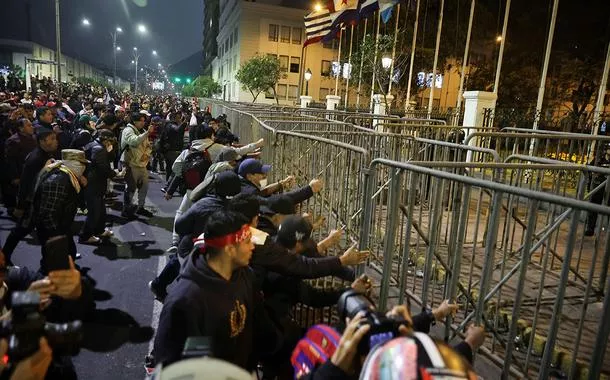 Manifestantes tocam o terror em ato contra presidente do Peru