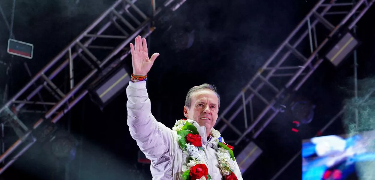 Jorge Quiroga, candidato à Presidência da Bolívia, acena durante evento de campanha em El Alto
11/10/2025 