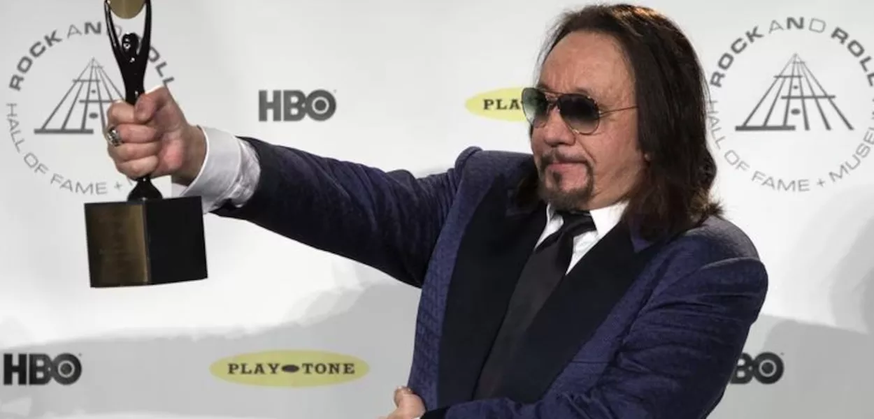 O membro da banda Kiss, Ace Frehley, posa com seu prêmio após a banda de rock ser introduzida na 29ª cerimônia anual de introdução ao Hall da Fama do Rock and Roll, no Barclays Center, no Brooklyn, Nova York, em 10 de abril de 2014