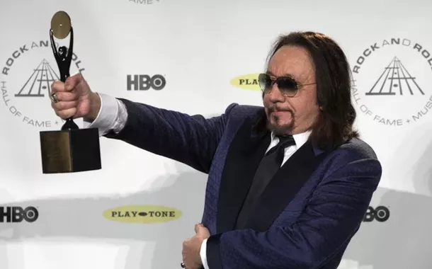 O membro da banda Kiss, Ace Frehley, posa com seu prêmio após a banda de rock ser introduzida na 29ª cerimônia anual de introdução ao Hall da Fama do Rock and Roll, no Barclays Center, no Brooklyn, Nova York, em 10 de abril de 2014