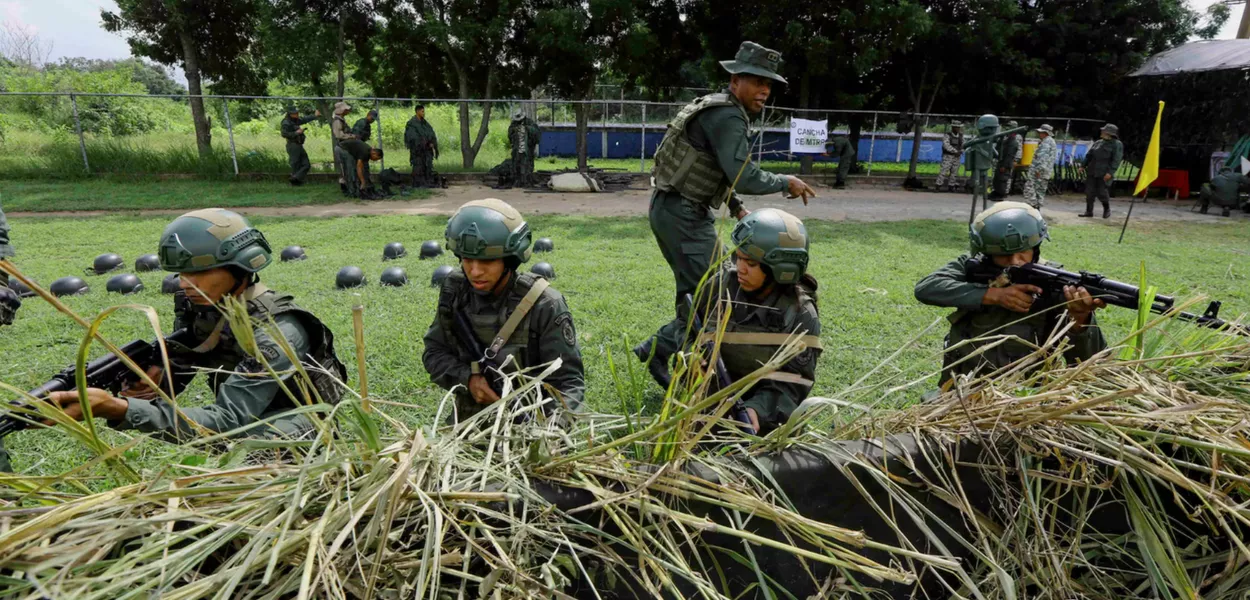 Soldados participam de um exercício liderado pelas Forças Armadas Nacionais Bolivarianas para treinar cidadãos no manuseio de armas em Yagua, Venezuela, em 20 de setembro de 2025