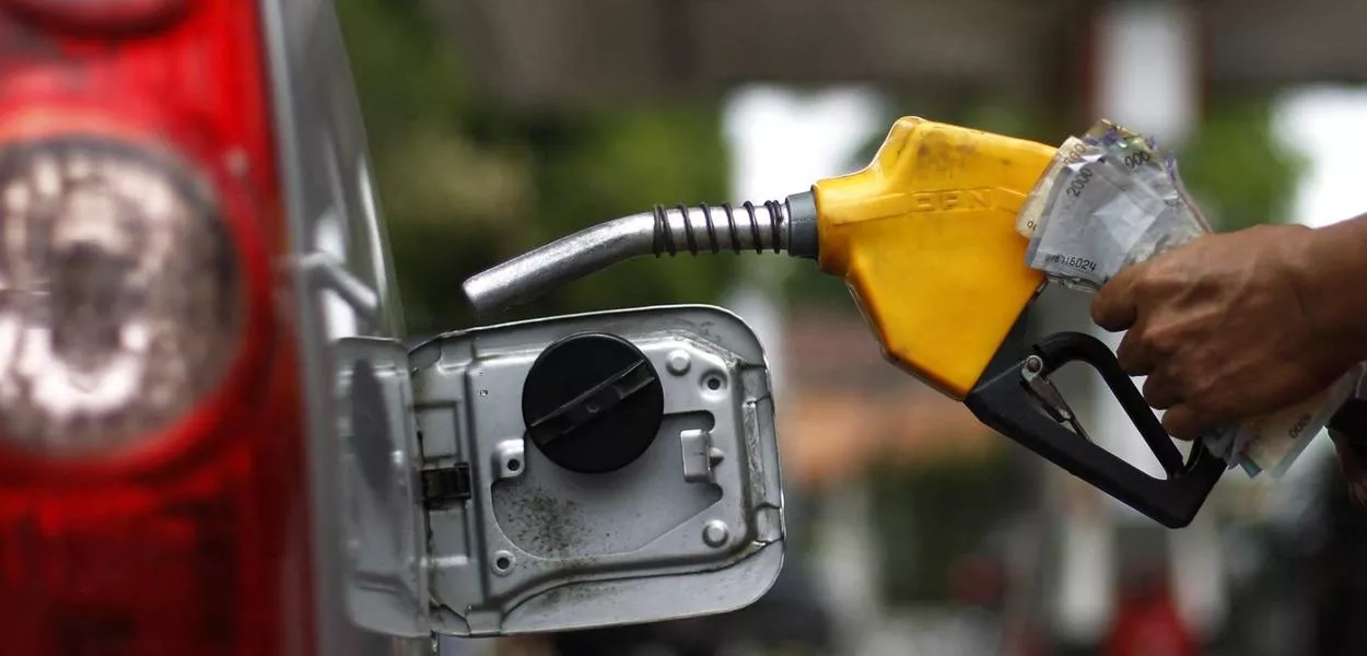 Abastecimento de veículo em posto de gasolina - 18/04/2013