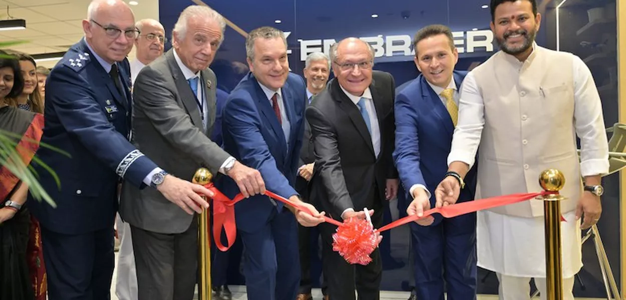 Marcelo Damasceno ,José Múcio , Kenneth Haczynski (embaixador do Brasil na Índia), Geraldo Alckmin, Bosco da Costa Junior (presidente da Embraer Defesa & Segurança) e Shri Naidu (ministro da Aviação Civil da Índia): aposta na parceria