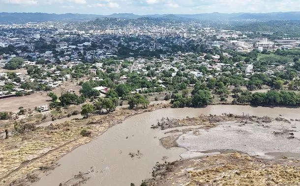 Área atingida por transbordamento de rio após fortes chuvas em Poza Rica, no México
16/10/2025 