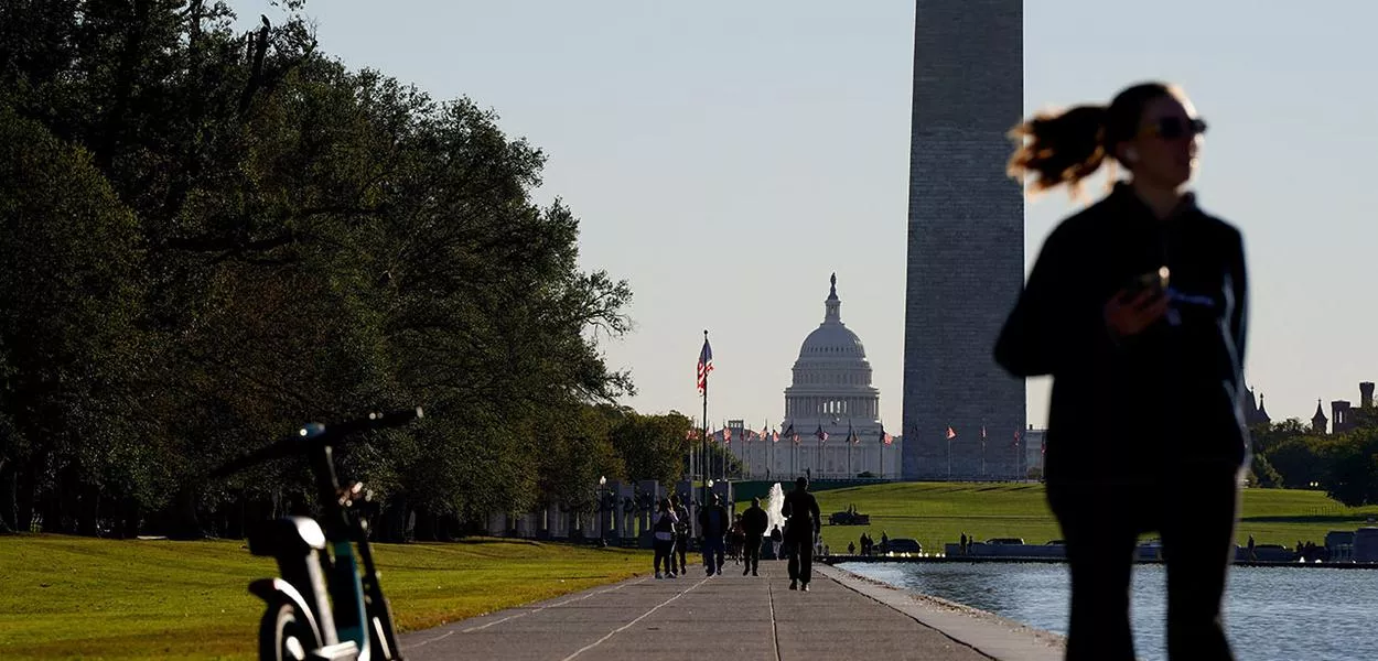 Pessoas caminham perto do Capitólio dos EUA, em Washington, semanas após o início da paralisação do governo norte-americano
17/10/2025
