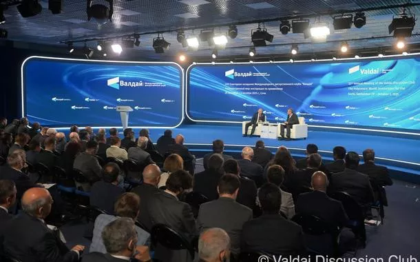 Vladimir Putin participou da 22ª Reunião Anual do Valdai Discussion Club intitulada “O Mundo Policêntrico: Instruções de Uso”. A sessão plenária foi conduzida pelo Diretor de Pesquisa do Valdai Club, Fyodor Lukyanov.