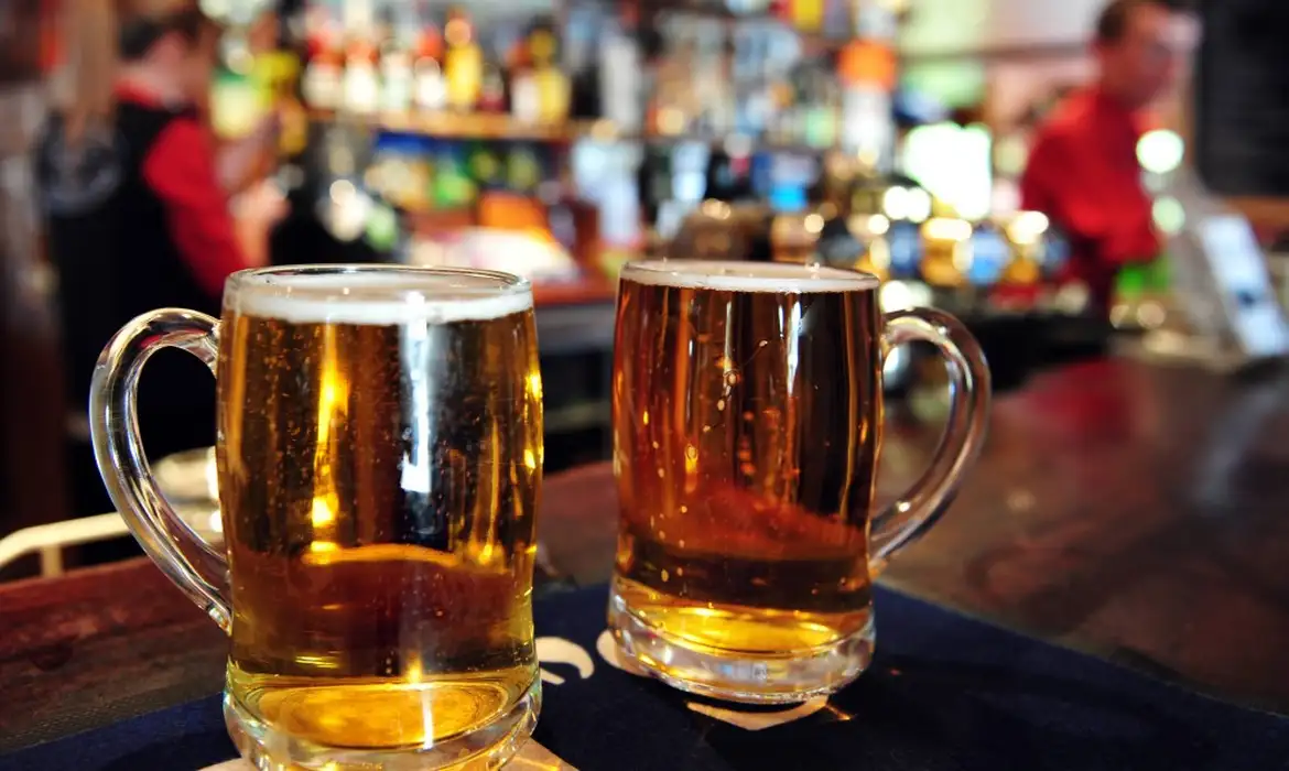 Cerveja servida em bar