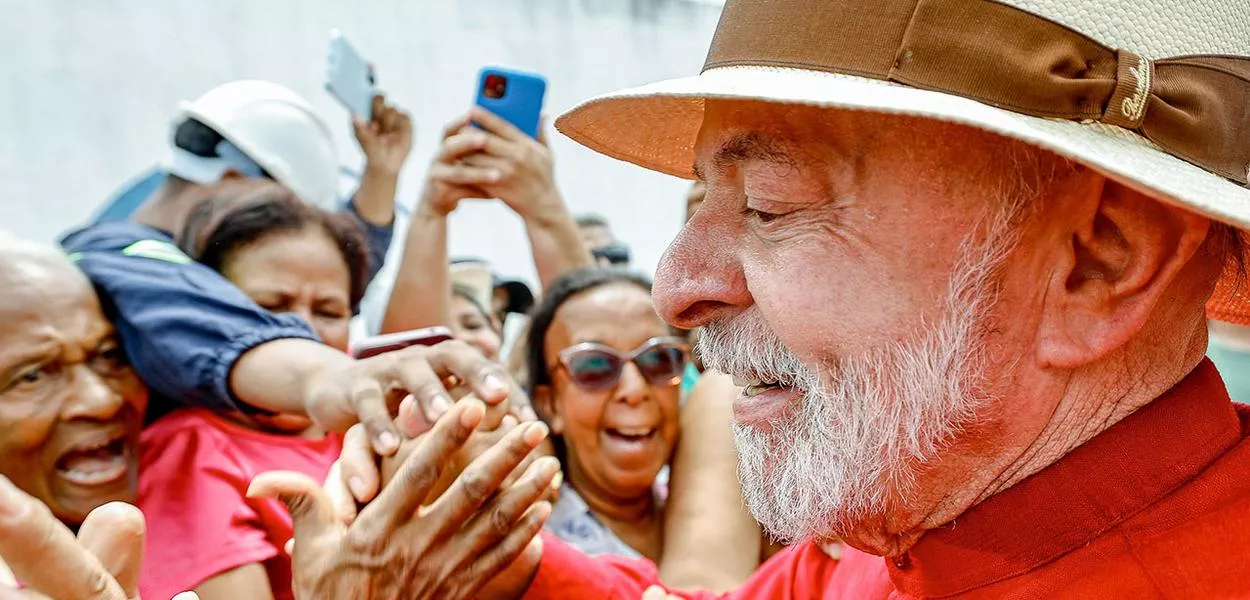 O presidente Luiz Inácio Lula da Silva é aclamado por apoiadores
