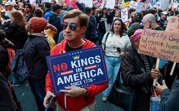 Milhões de manifestantes vão às ruas para denunciar a 'autocracia' de Trump