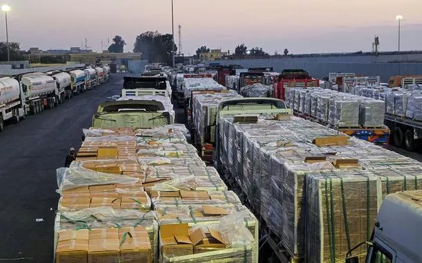 Caminhões com ajuda humanitária e combustível fazem fila na passagem de Rafah 
17/10/2025
REUTERS/Stringer