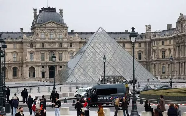 Entrada principal do Museu do Louvre, em Paris