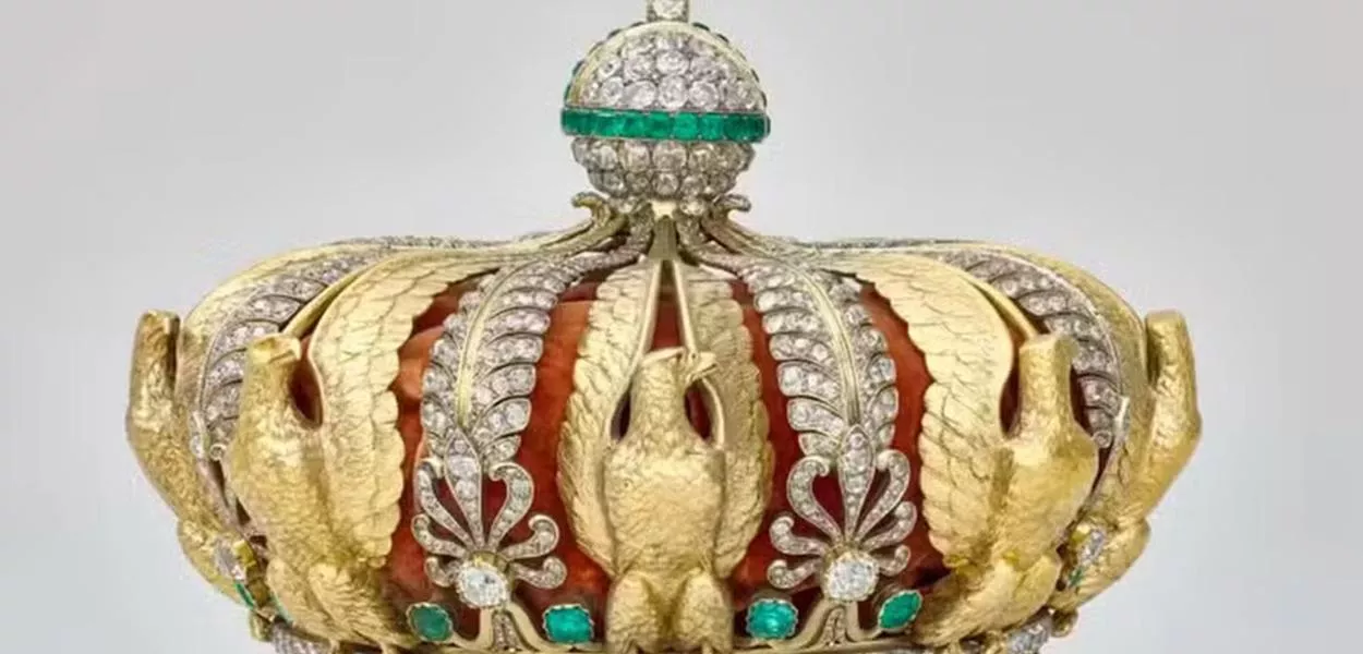 Coroa da imperatriz francesa Eugênia, uma das peças que teriam sido roubadas do museu do Louvre