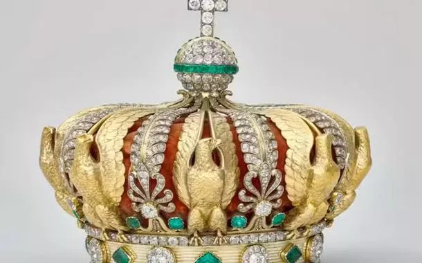 Coroa da imperatriz francesa Eugênia, uma das peças que teriam sido roubadas do museu do Louvre