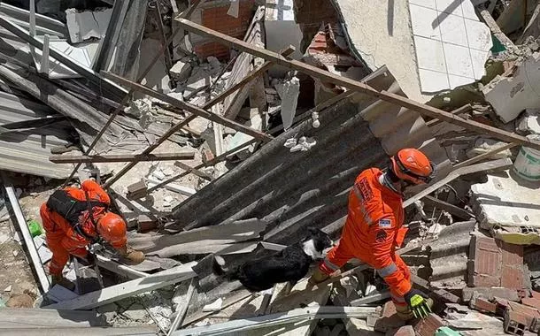 Escombros após explosão em Olinda