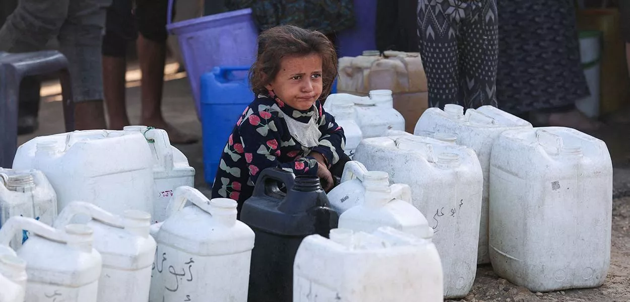 Criança palestina entre recipientes de água no sul da Faixa de Gaza
16/10/2025