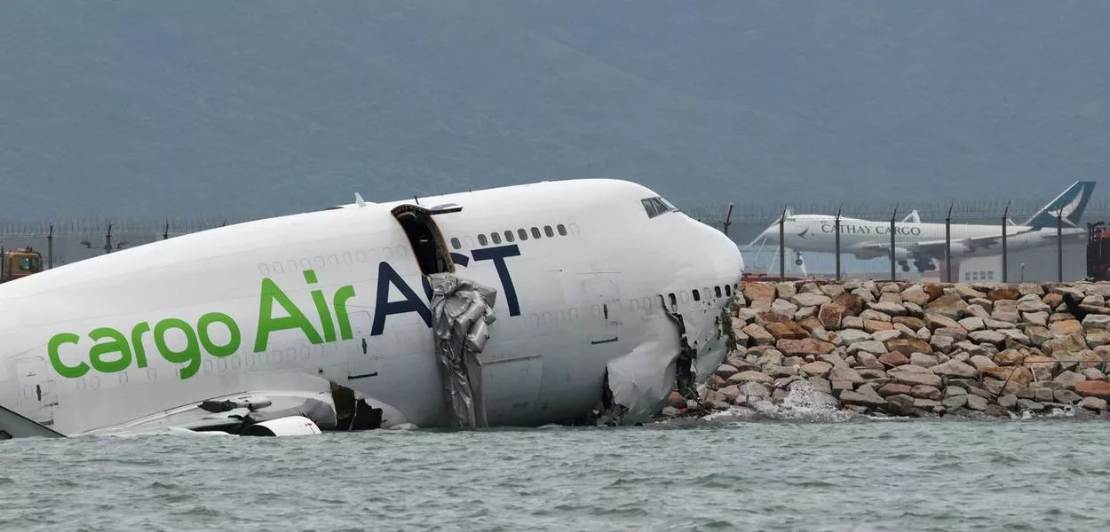Avião de carga após acidente em Hong Kong
 20/10/2025    REUTERS/Tyrone Siu