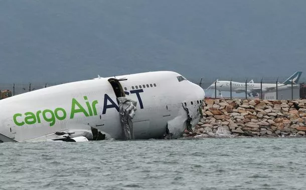 Avião de carga após acidente em Hong Kong
 20/10/2025    REUTERS/Tyrone Siu