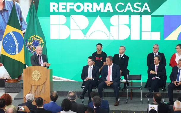 Lula defende programa de reforma de casas e critica política de juros altos