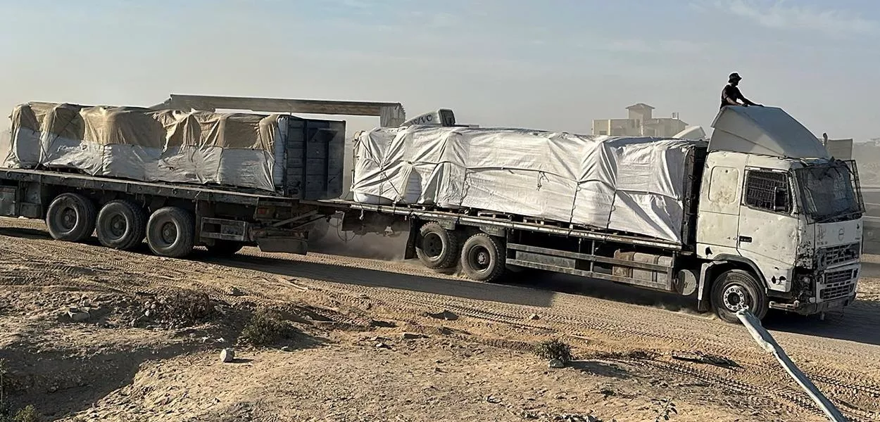 Caminhão leva ajuda humanitária a palestinos em Khan Younis, no sul da Faixa de Gaza
21/10/2025 